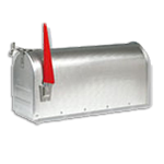 Eine metallene typische US-Mailbox mit einer hochgeklappten roten Fahne. Diese signalisiert dem Zusteller, das er den Inhalt mitnehmen soll.
