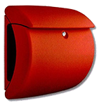 Ein roter, abgerundeter Briefkasten aus Kunststoff. An der Rückseite befindet sich das Fach für Zeitschriften und Zeitungen.