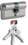 Ein metallfarbener Schließzylinder unter dem sich das Wort F3 befindet und darunter ein Schlüsselbund.