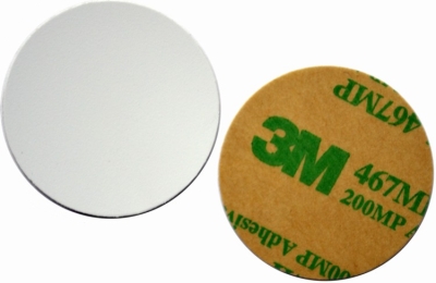 Ein runder weißer RFID-Schlüssel zum Aufkleben.