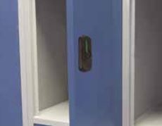 ein verbautes Möbelschloss Smart Locker in einer blauen Schranktür