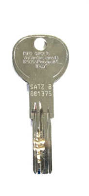 eine Abbildung eines Iseo Gera 6500 UC Schlüssels in der Farbe Silber mit einem Beispiel der Markierung