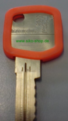ein Orangefarbener Schlüsselkennring der über einen Kerbenschlüssel von ISEO gestülpt wurde