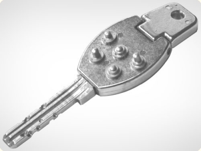 ein Kombischlüssel von GEMINY bestehend aus einem Originalschlüssel mit auf diesem angebrachten Pfannenschlüssel