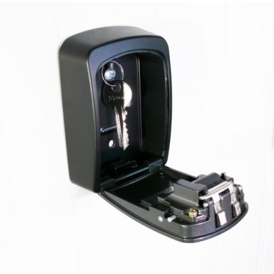 eine schwarze Schlüsselbox mit Zahlenschloss im geöffneten Zustand