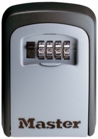 eine graue Schlüsselbox von Masterlock mit  Zahlenschloss im geschlossenen Zustand.