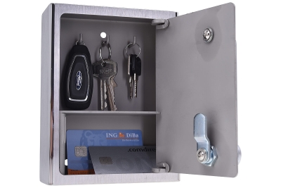 Ein Edelstahlfarbener Schlüsselsafe mit elektronischen Zahlenschloss und einem Schließfach geöffnet und mit Musterware