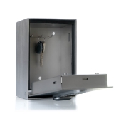 Ein Edelstahlfarbener Schlüsseltresor mit elektronischen Zahlenschloss und einem Schließfach im geöffneten Zustand