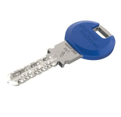 ein DormaKaba Mehrschlüssel in Silber mit blauer Schlüsselkappe