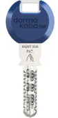 ein DormaKaba Mehrschlüssel in Silber mit blauer Schlüsselkappe