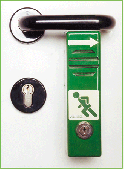 ein befestigter grüner Fluchttürwächter von GFS mit eingebauten Rundzylinder