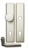 ein weißgoldener Haustürschutzbeschlag 72mm mit dazugehöriger Klinke und Knauf